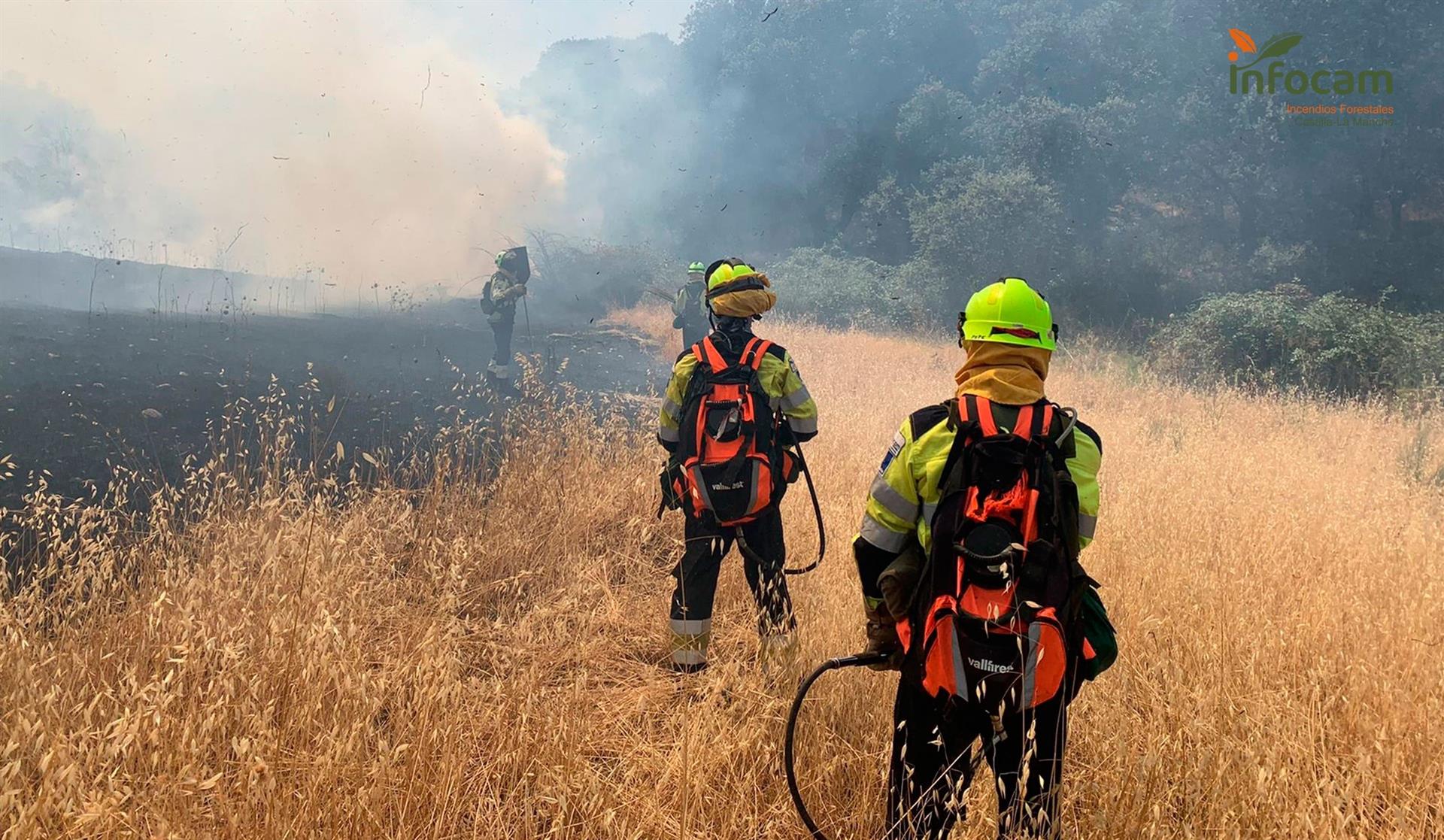 Bomberos trabajando en le extinción del fuego de un incendio / Foto: EP