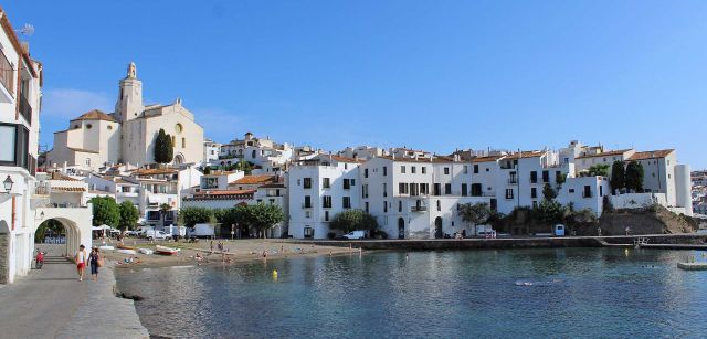 Playa Port d'Alguer en el centro de Cadaqués junto a la Iglesia de Santa Maria / Foto: O. Corominas - EA