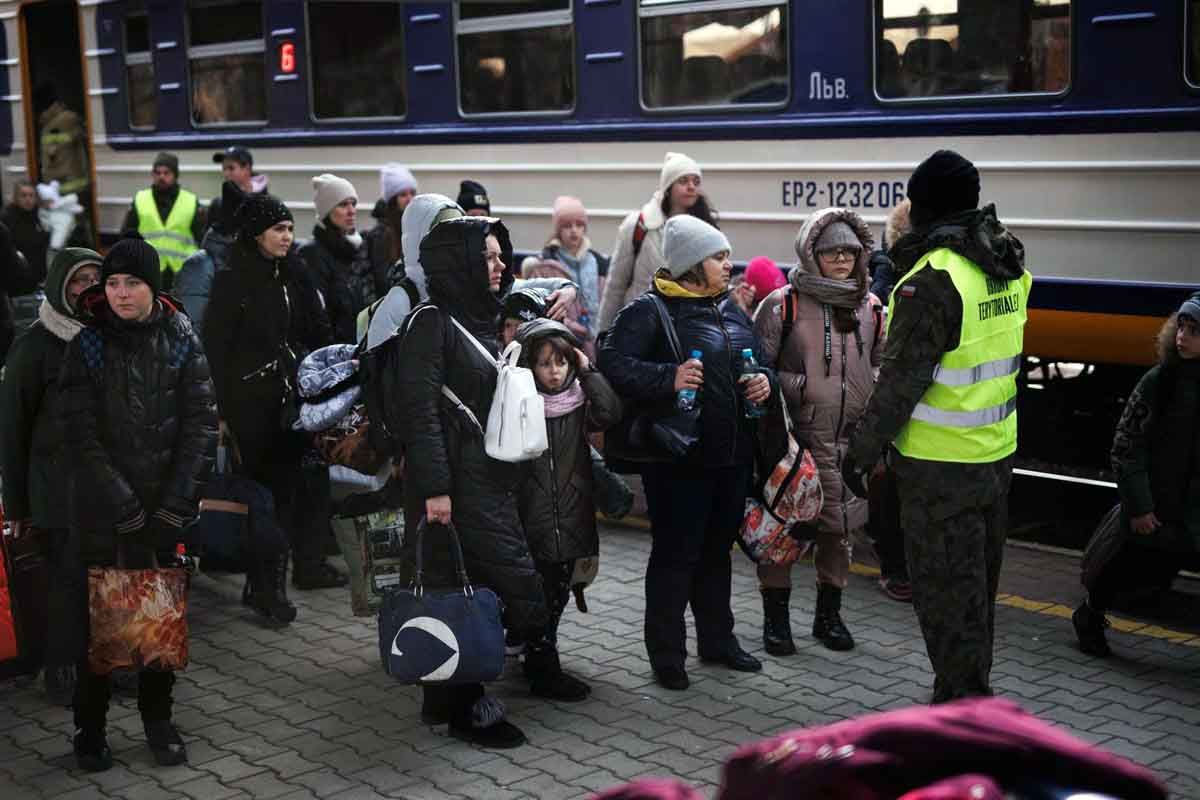 Un grupo de personas a su llegada procedente de Ucrania en la estación de tren de Przemysl, cinco días después del inicio de los ataques por parte de Rusia en Ucrania, a 1 de marzo de 2022, en Przemysl, (Polonia) / Foto: EP