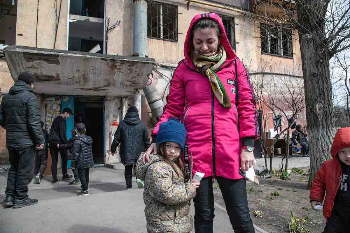 Una madre y su hija se paran frente a su casa destruida el 3 de abril de 2022 en Mariupol, Ucrania / Foto: EP