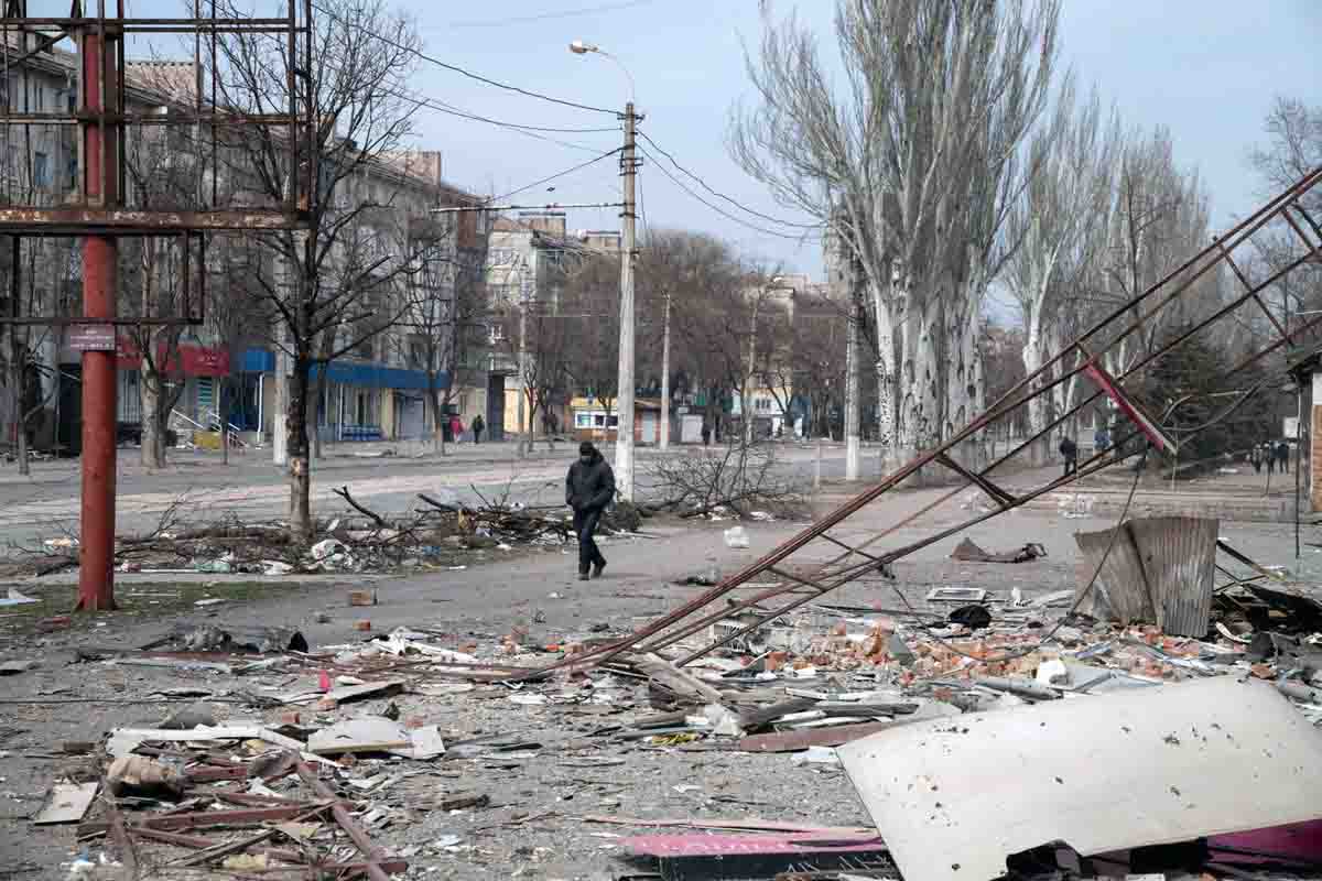 Un hombre en la ciudad de Mariúpol, en el sureste de Ucrania, en el marco de la ofensiva militar de Rusia / Foto: EP