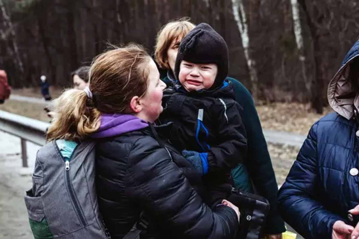 Un niño llora mientras espera para cruzar el río de Irpin, a 5 de marzo de 2022, en Irpin (Ucrania) / Foto: Archivo - EP