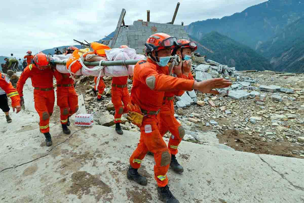 Los socorristas trasladan a un aldeano herido evacuado de la aldea de Wandong del pueblo de Detuo, en el condado de Luding, en la provincia suroccidental china de Sichuan, el 6 de septiembre / Foto: EP