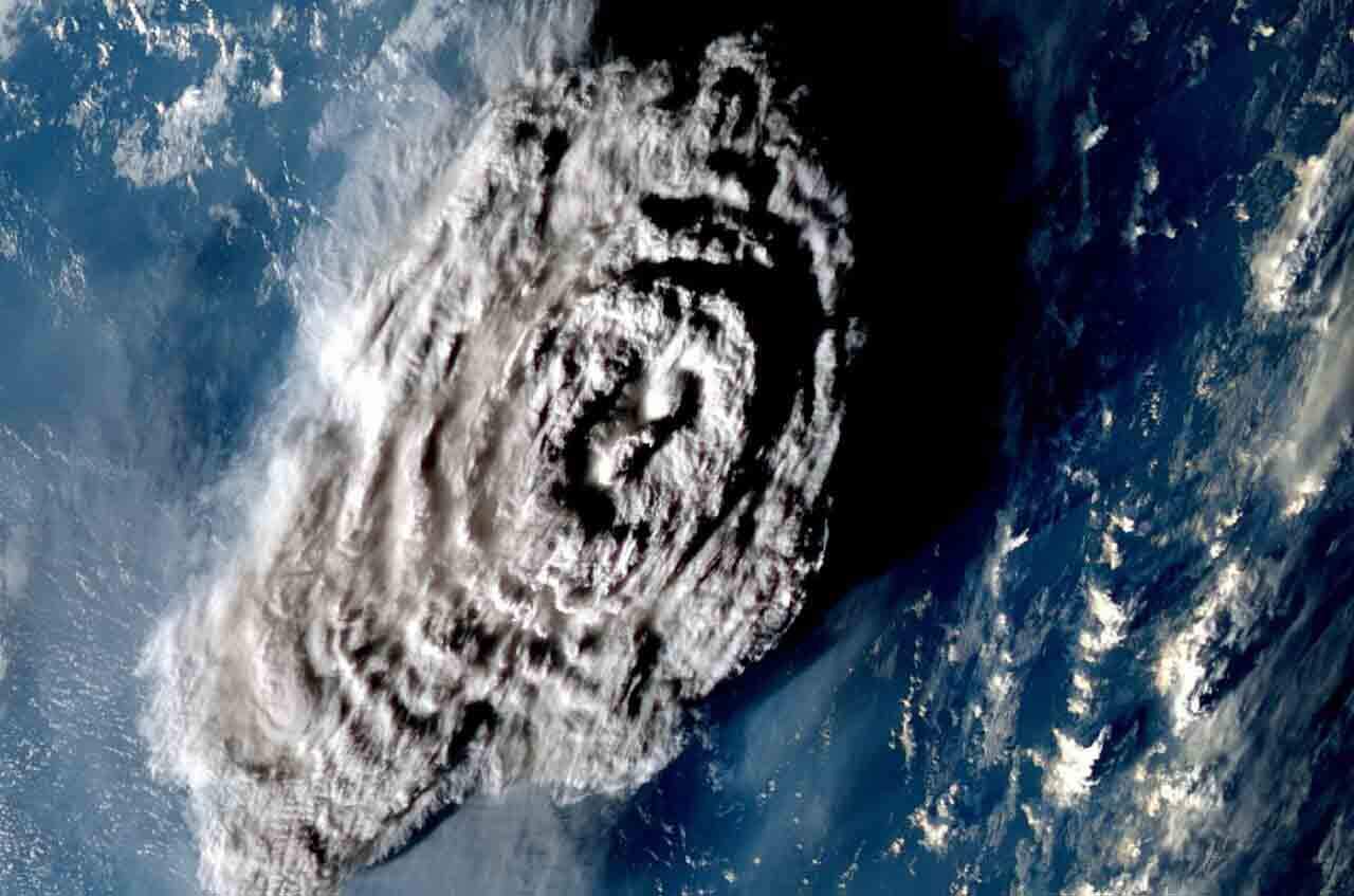 Vista satelital de la pluma volcánica del Hunga Tonga / Imagen: NASA