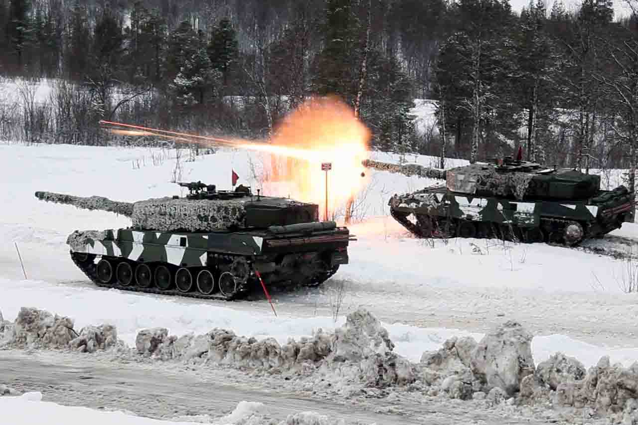 Two Leopard 2A4 tanks of the Norwegian Army fire during some maneuvers / Photo: Wikimedia