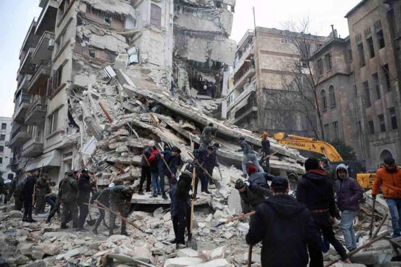 Los equipos de rescate buscan supervivientes entre las ruinas de un edificio en el barrio de Al Aziziyeh en Alepo, Siria, donde entre los afectados hay familias desplazadas por el prolongado conflicto que afecta al país / Foto: ACNUR - EP