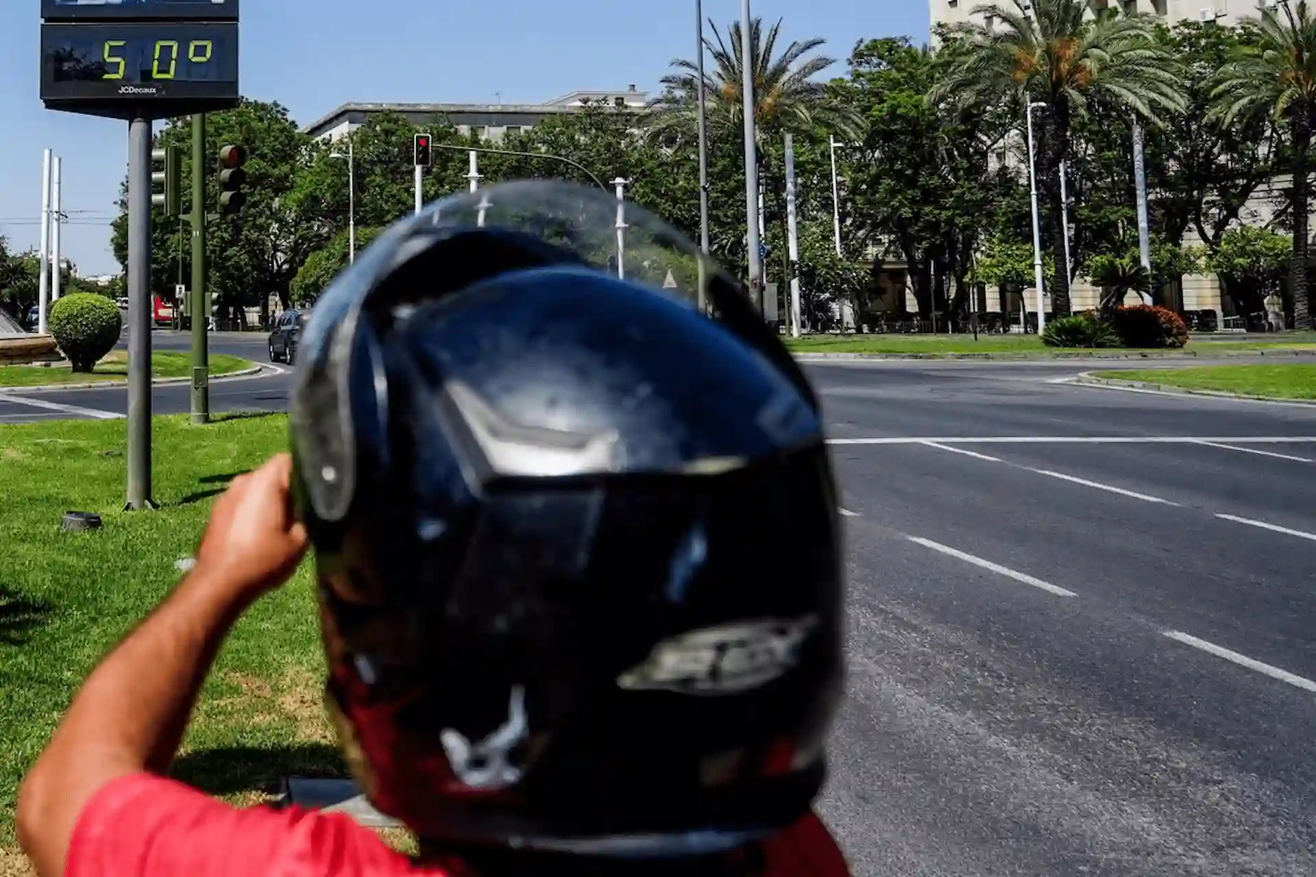 Transeúntes fotografían el termómetro situado en el Prado que marca 50 grados, a 26 de junio del 2023 en Sevilla (Andalucía, España). La OMS alerta de un verano inusualmente cálido / Foto: EP