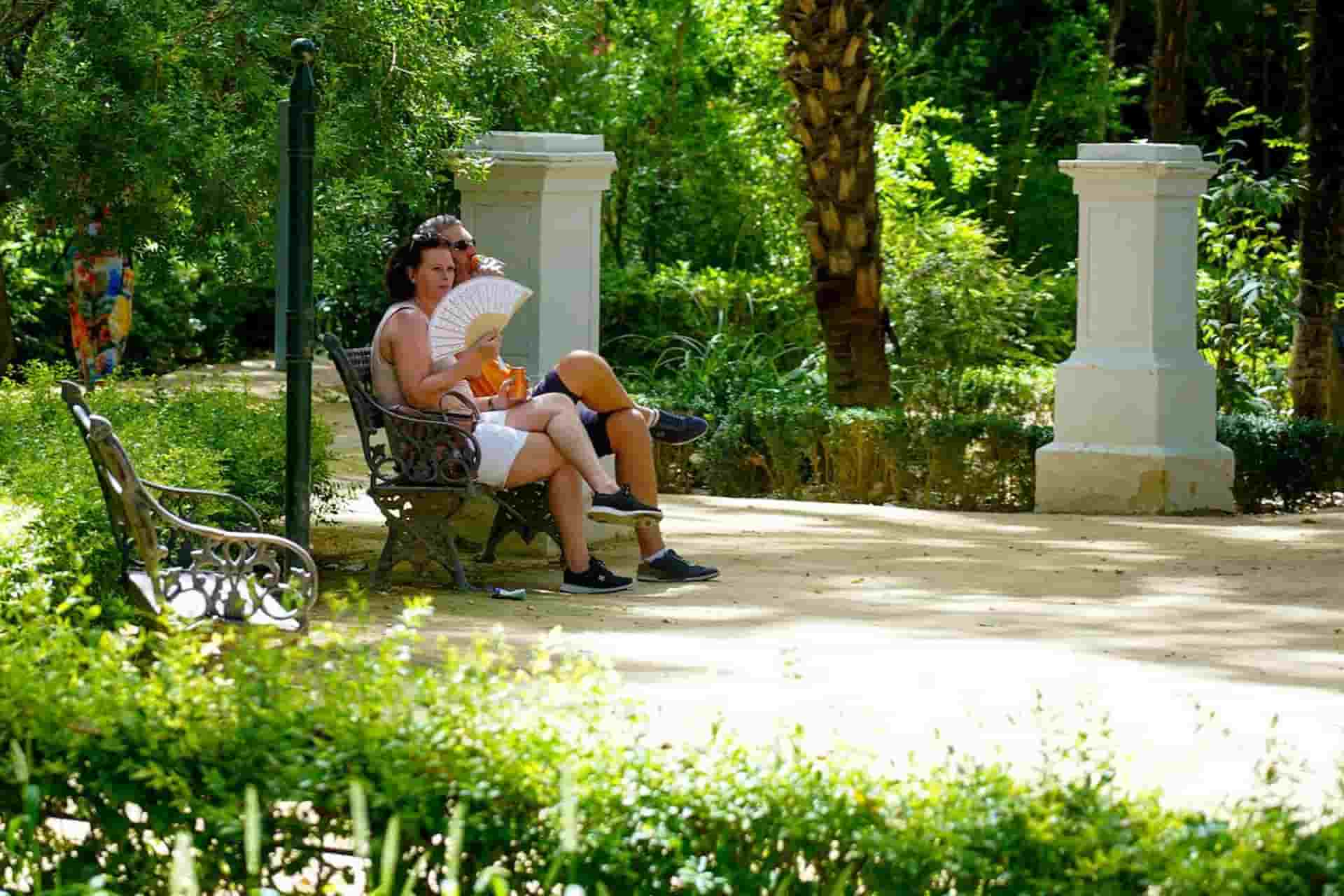 Una pareja bebe agua en el Parque de Maria Luisa en la primera ola de calor con temperaturas que sobrepasaran los 40 grados a 12 de junio del 2022 en Sevilla (Andalucía, España) / Foto: EP