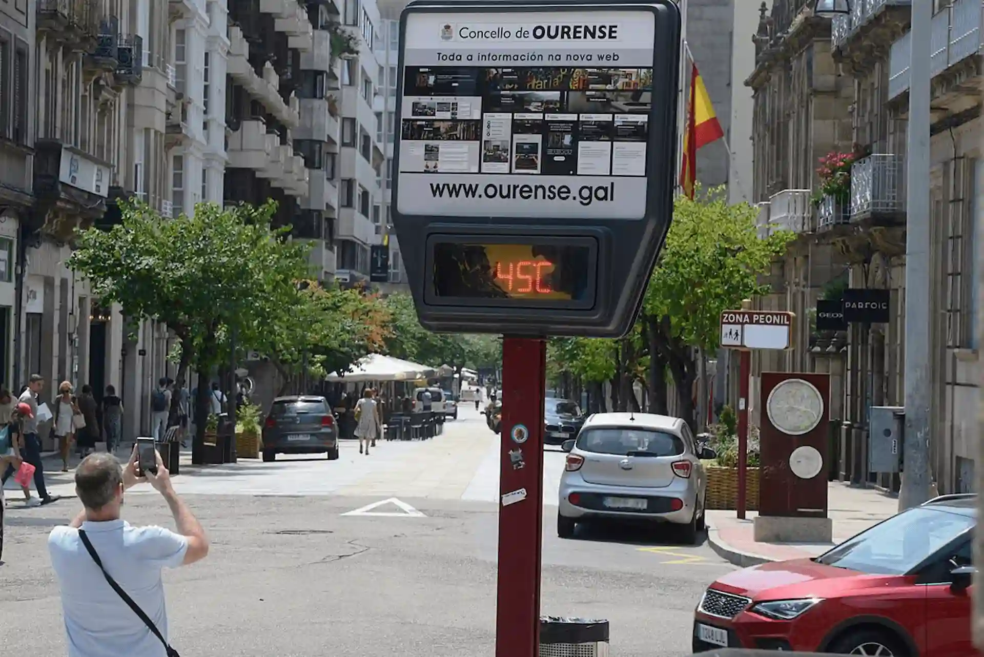 Una persona hace una fotografía a un termómetro en la calle que marca 45 grados, a 12 de julio de 2022, en Orense, Galicia (España) / Archivo - EP