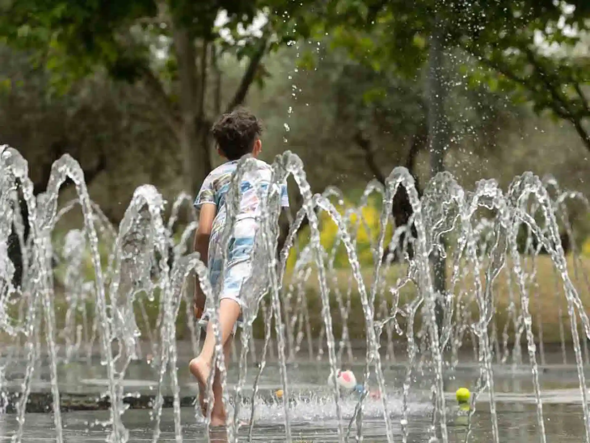 Un niño bajo chorros de agua en Madrid Río, a 16 de junio de 2022, en Madrid. Ola de calor / Foto: Archivo - EP