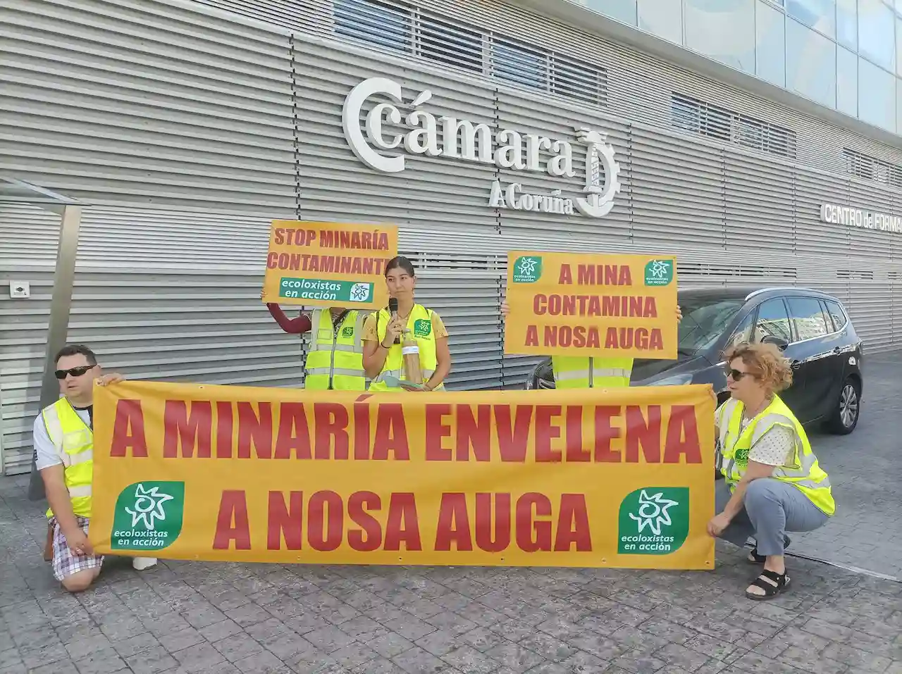 Acción de protesta pacífica de Ecoloxistas en Acción ante la Cámara Minera / Foto: Ecoloxistas en Acción