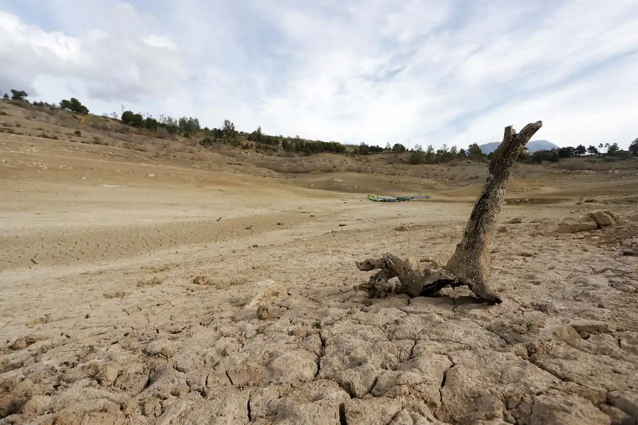 El "el exceso de demanda" a pesar de la sequía en Andalucía. El embalse de La Viñuela, en La Axarquía (Málaga) / Foto: Álex Zea