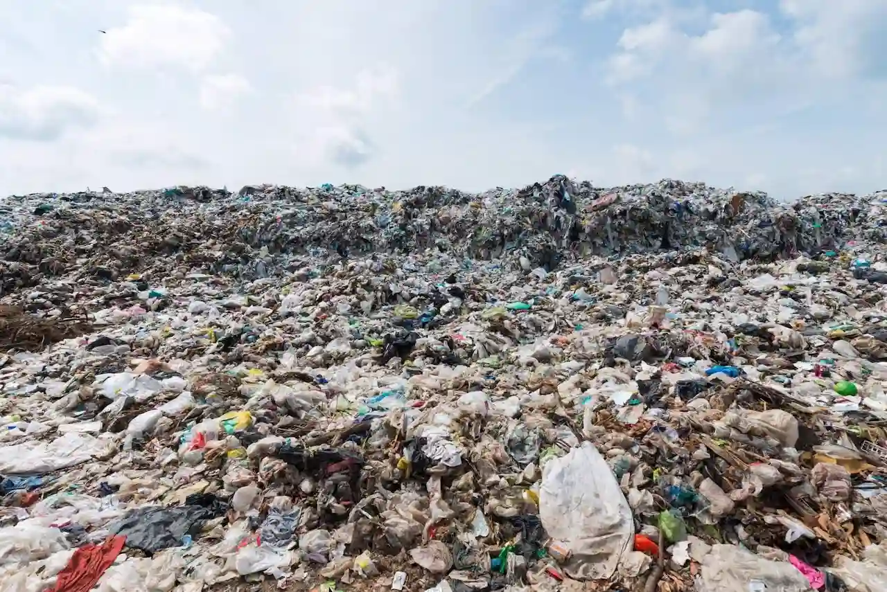 Vertedero con basura abandonada. Tratado Global  contra el Plástico / Foto: EP