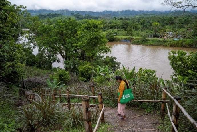 El PMA y Acción contra el Hambre pide soluciones "innovadoras" para luchar contra el cambio climático. Una mujer awajún camina frente al río Amazonas en Bagua, Perú / Foto: Acción contra el Hambre