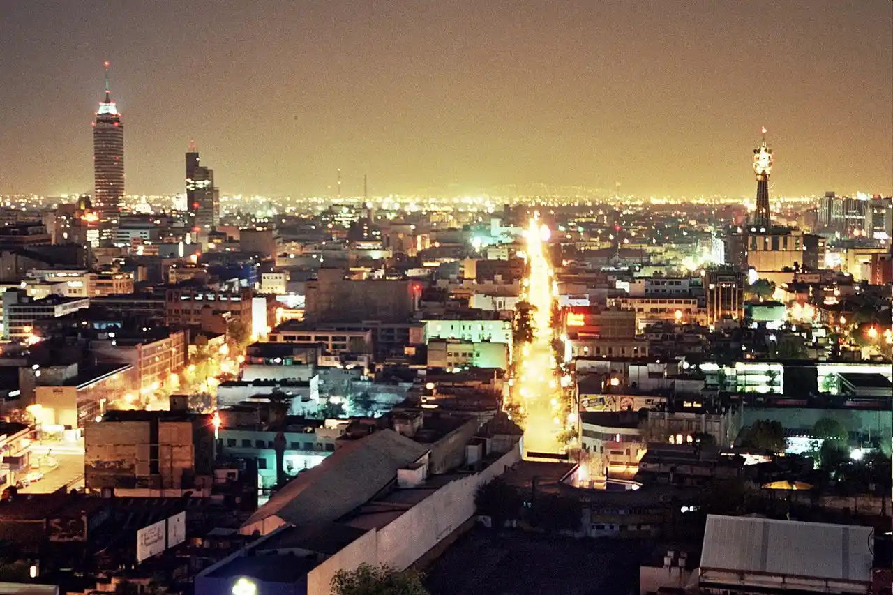 La contaminación lumínica impacta en la salud humana y animal. Ciudad de México / Foto: PB
