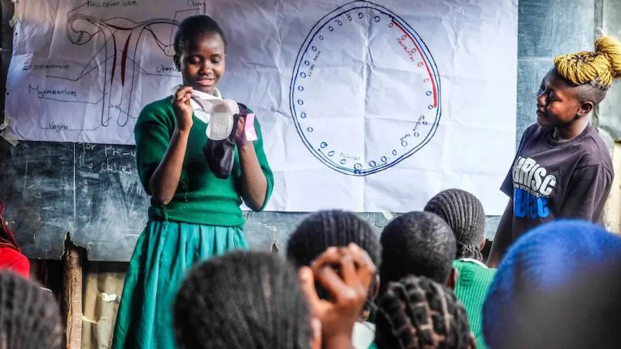 La salud menstrual no sólo es salud, es una cuestión de derechos humanos. Niñas y niños en la clase aprenden sobre la menstruación / Foto: World Bank