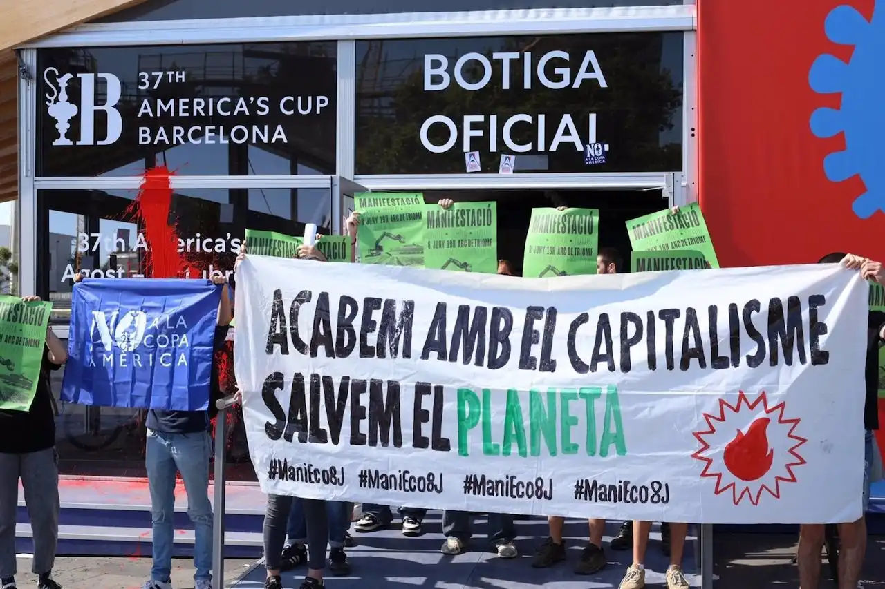 Protestas delante de la tienda de la Copa América en Barcelona / Foto: End Fossil Barcelona