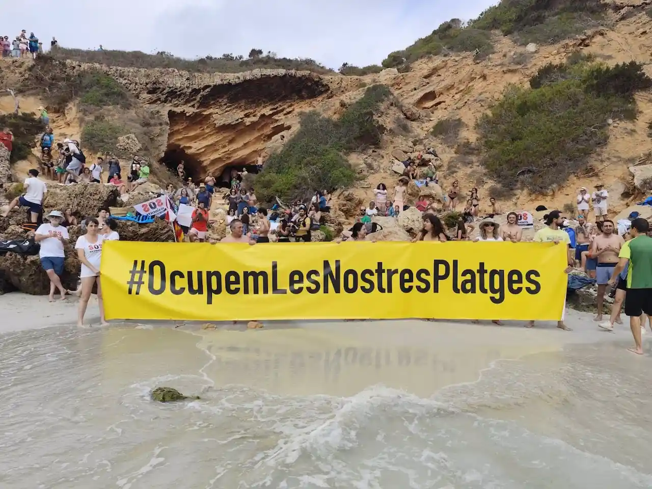 Acción del movimiento 'Ocupem les Nostres Platjes' en Es Caló des Moro contra la masificación / Foto: EP