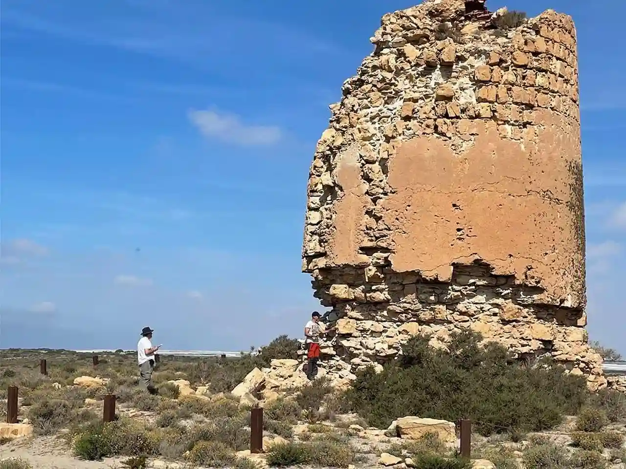 El cambio climático afecta al patrimonio histórico-artístico de España. Personal científico en Torre de Cerrillos, Almería / Foto: IGME