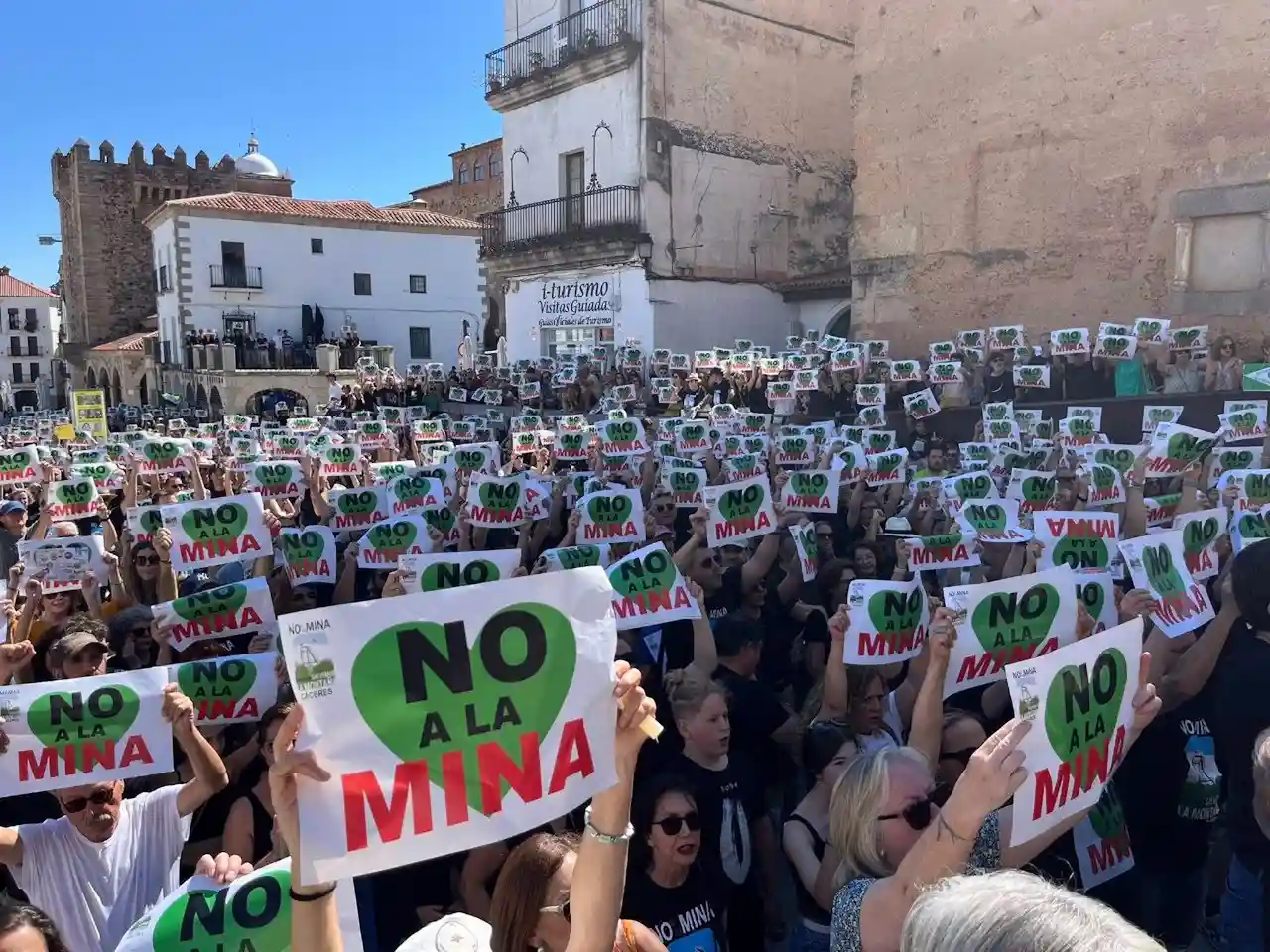 Concentración contra la mina de litio en Cáceres, 'No a la mina' / Foto: Salvemos la Montaña