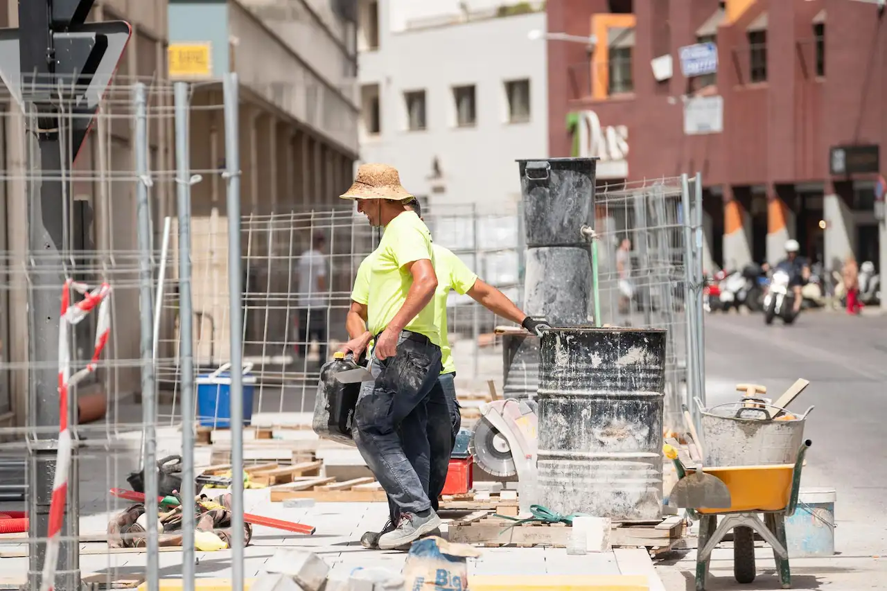 Obreros en una construcción durante la cuarta ola de calor del verano de 2023 / Foto:EP