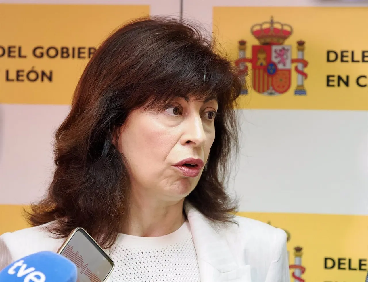 La ministra de Igualdad, Ana Redondo, atiende a los medios de comunicación tras su reunión / Foto: EP