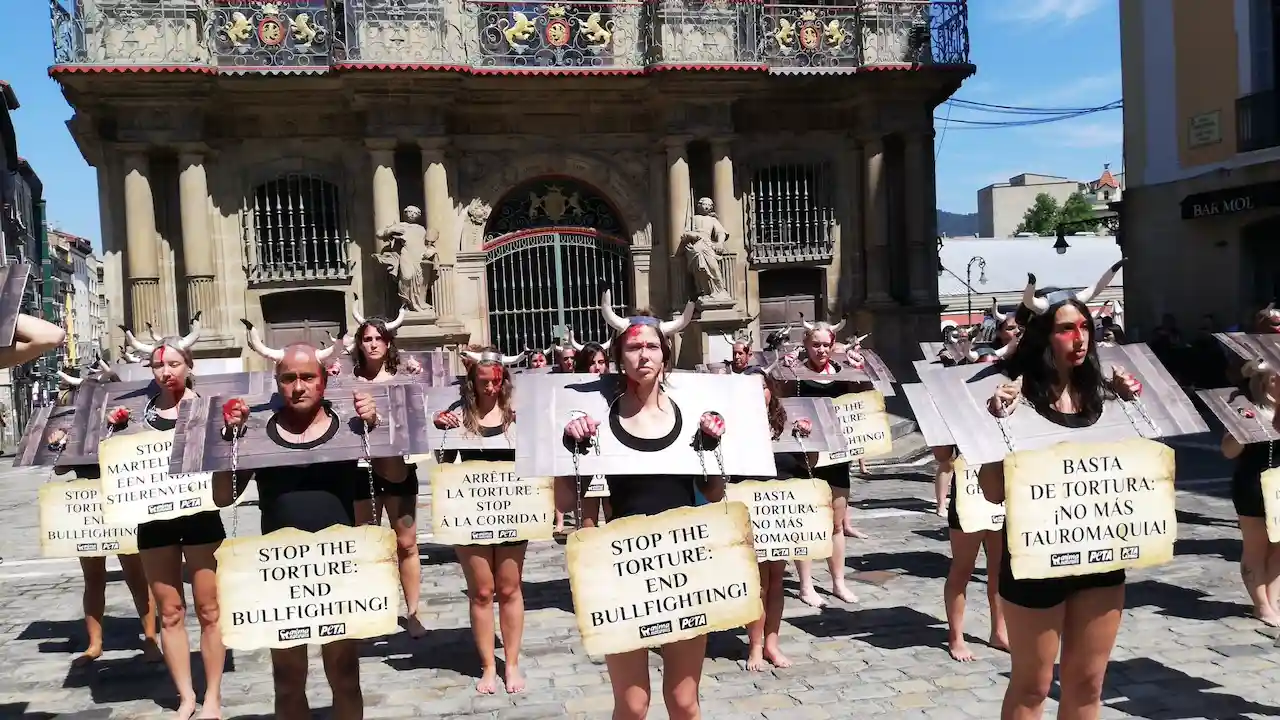 Protestas en la plaza del Ayuntamiento de Pamplona en vísperas de los Sanfermines / Foto: EP