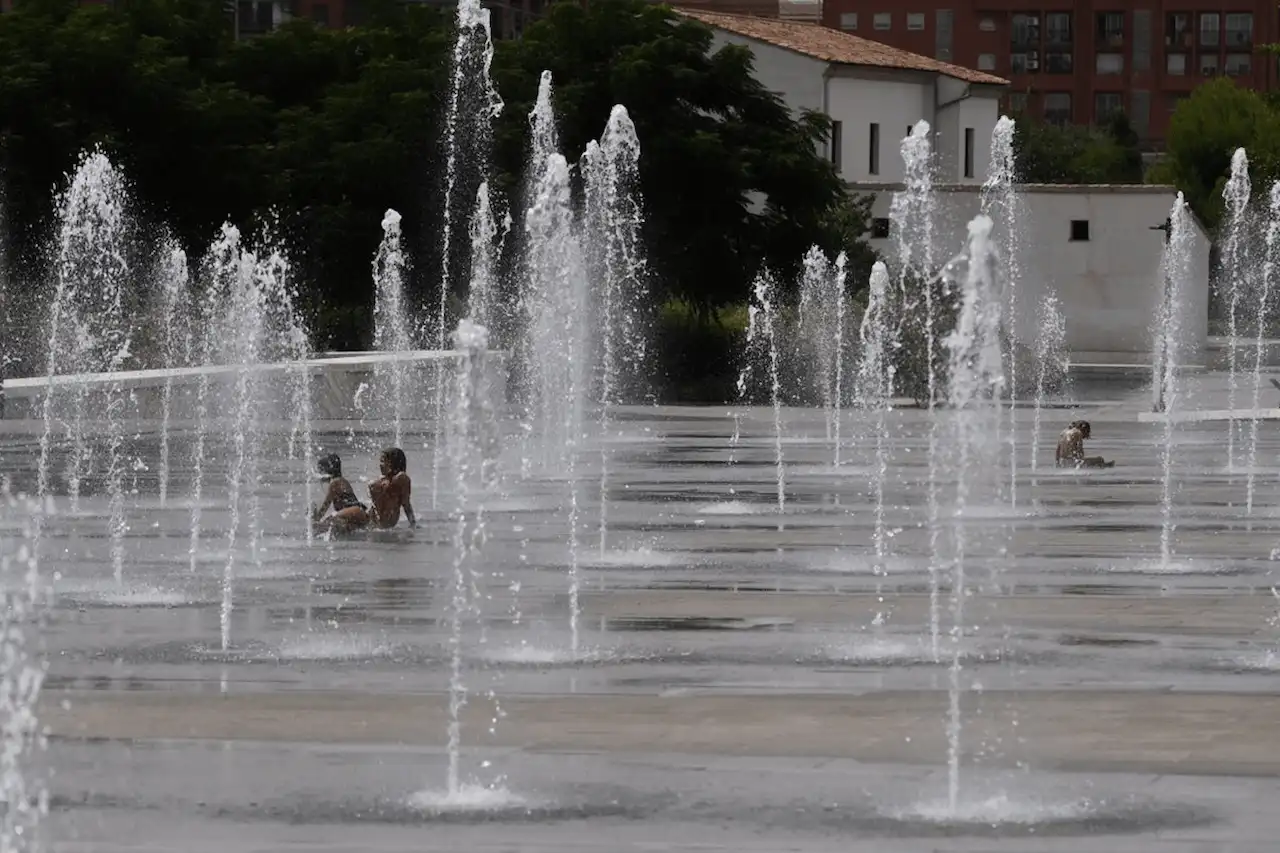 Varios niños se refrescan en una fuente. Ola de calor / Foto: Archivo - EP