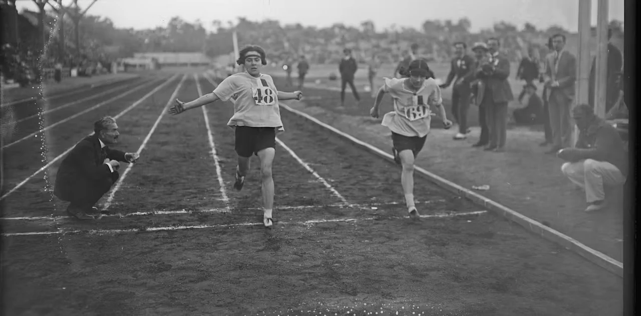 Los Juegos Olímpicos de París 2024 van a ser los primeros juegos paritarios. Corredoras en 1922 / Foto: Bibliotheque National de France