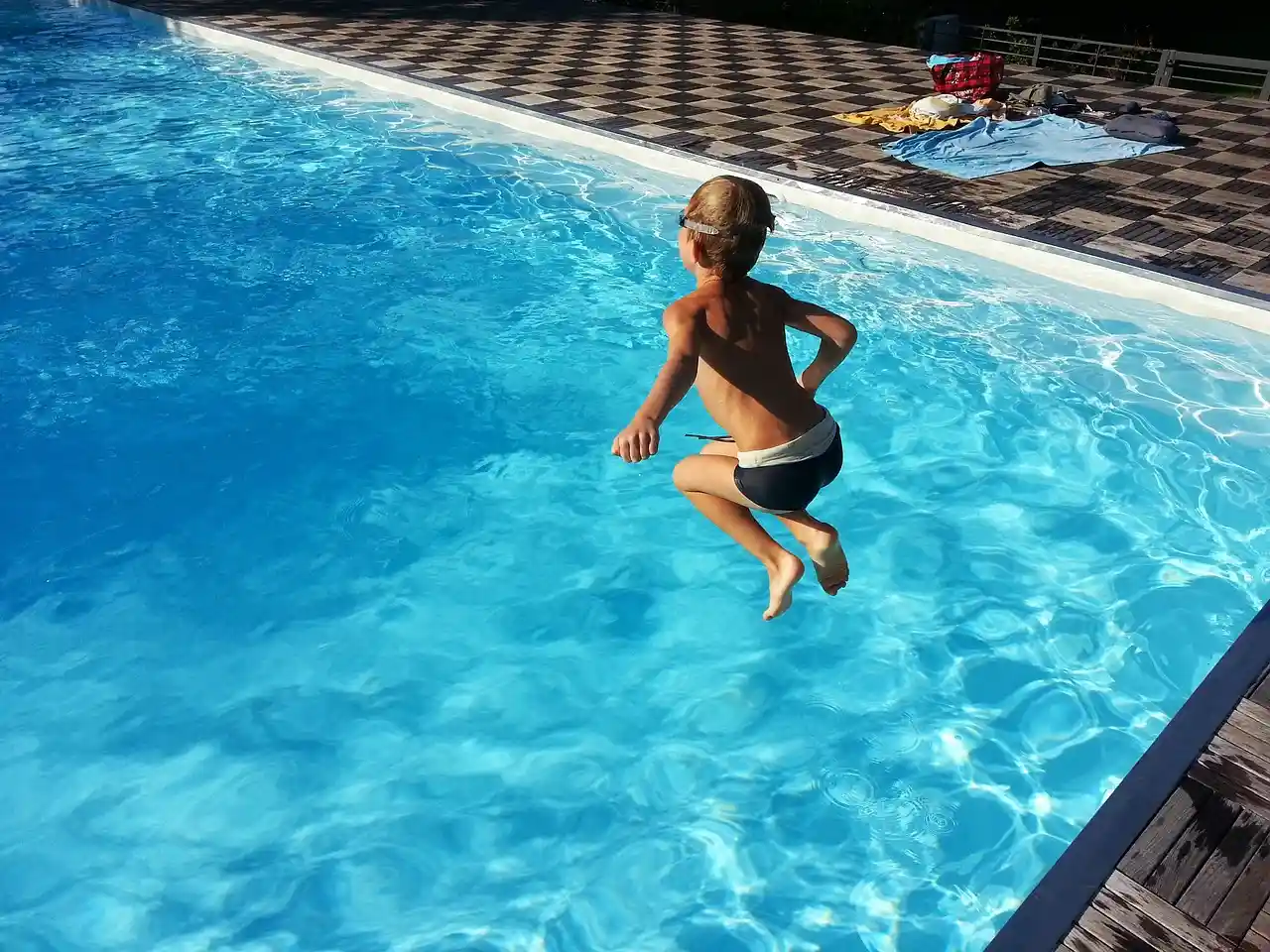 Los niños más pequeños se ahogan con mayor frecuencia en piscinas privadas durante la sobremesa. Cinco consejos / Foto: PB