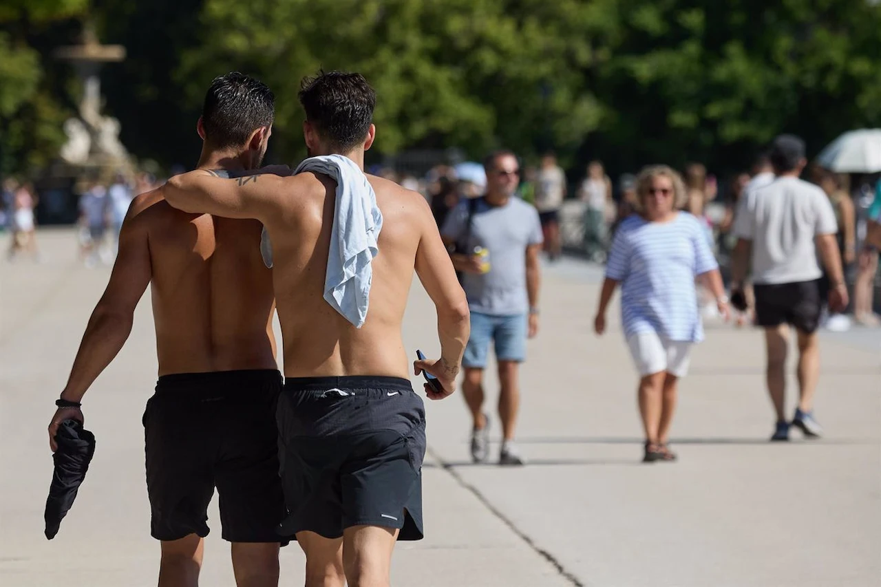 Dos hombres sin camiseta en el Parque de El Retiro en Madrid, España. Ola de calor / Foto: Archivo - EP