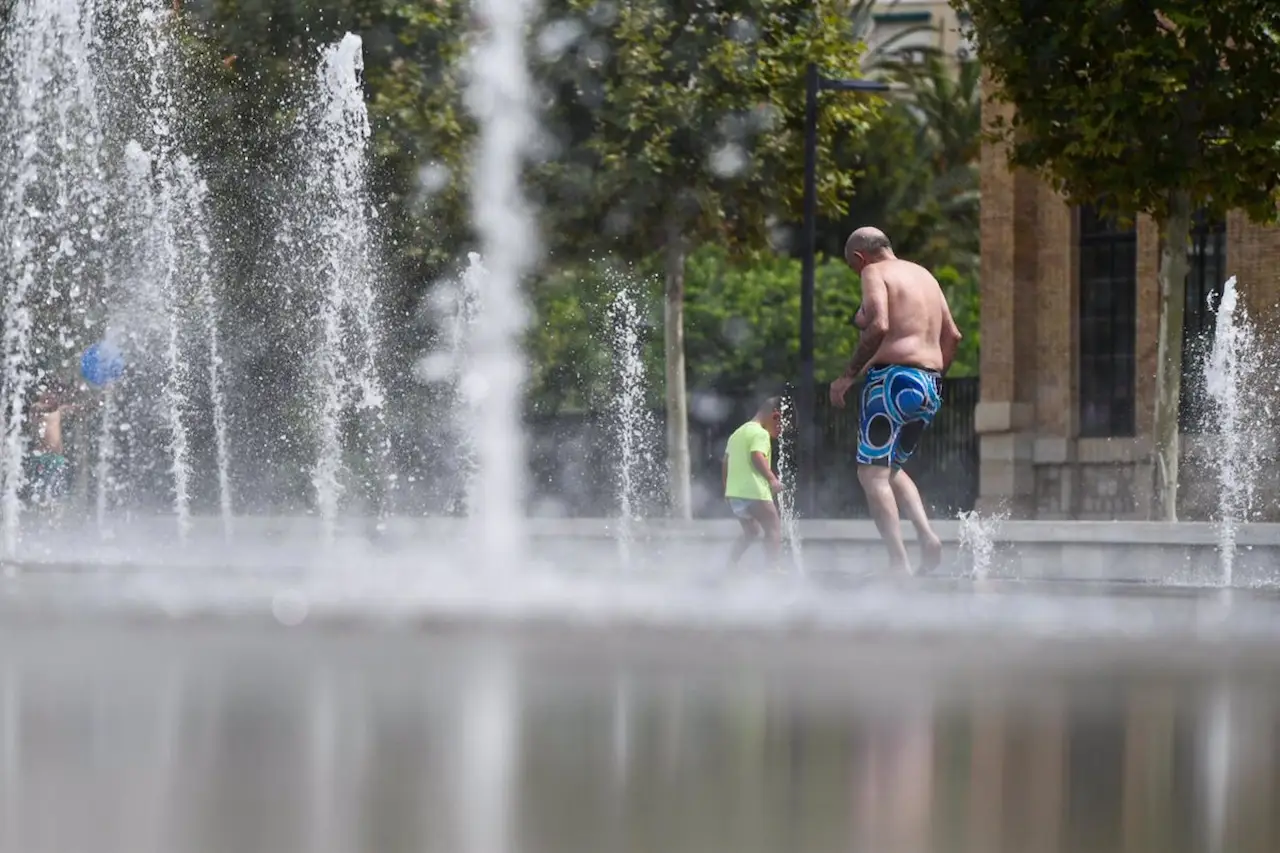 Dos personas se refrescan en una fuente del Parc Central en Valencia, España. Ola de calor extrema / Foto: Archivo - EP