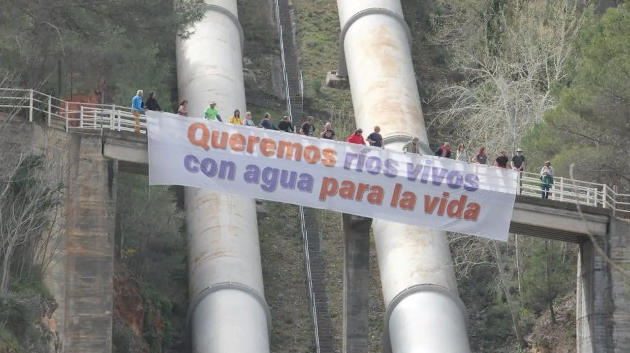 La irresponsable política hídrica promovida por la Comunidad de Madrid. Pancarta desplegada en el río Tajo sobre los tubos en los que se inicia el trasvase Tajo-Segura / Foto: Ecologistas en Acción