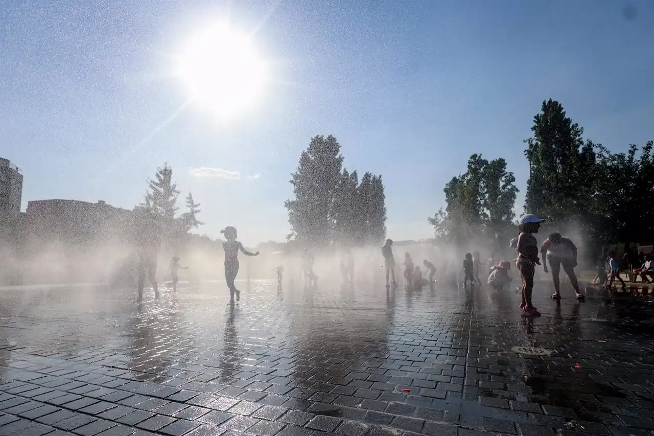 Varios niños se refrescan en una fuente durante la tercera ola de calor en Madrid, a 3 de agosto de 2024 (España) / Foto: EP