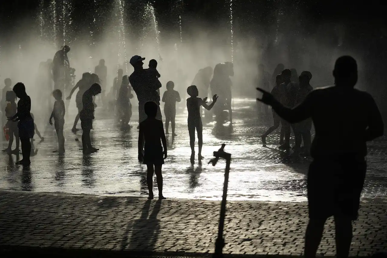 Grupos de personas en la fuente transitable ‘los chorros o la playa de Madrid Río’, durante una ola de calor en 2022 / Imagen: EP