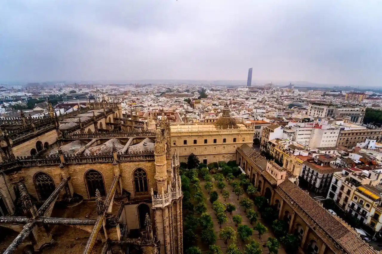 Vista desde la Giralda, el humo procedente de los incendios de Canadá, a 29 de junio del 2023 / Foto: EP