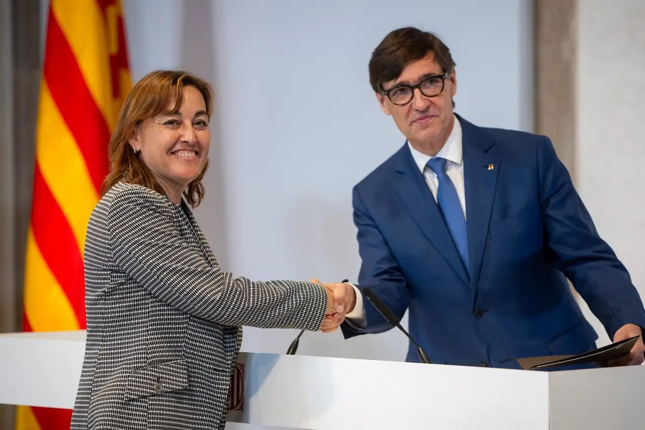 La nueva consellera de Territorio, Transición Ecológica y Vivienda y portavoz del Govern, Sílvia Paneque, y el presidente de la Generalitat de Catalunya, Salvador Illa / Foto: Archivo - EP