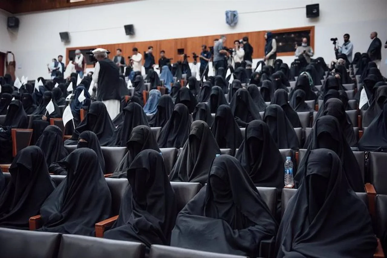 Grupo de mujeres en Kabul en apoyo a los talibanes en la Facultad de Educación de la Universidad de Kabul / Foto: EP