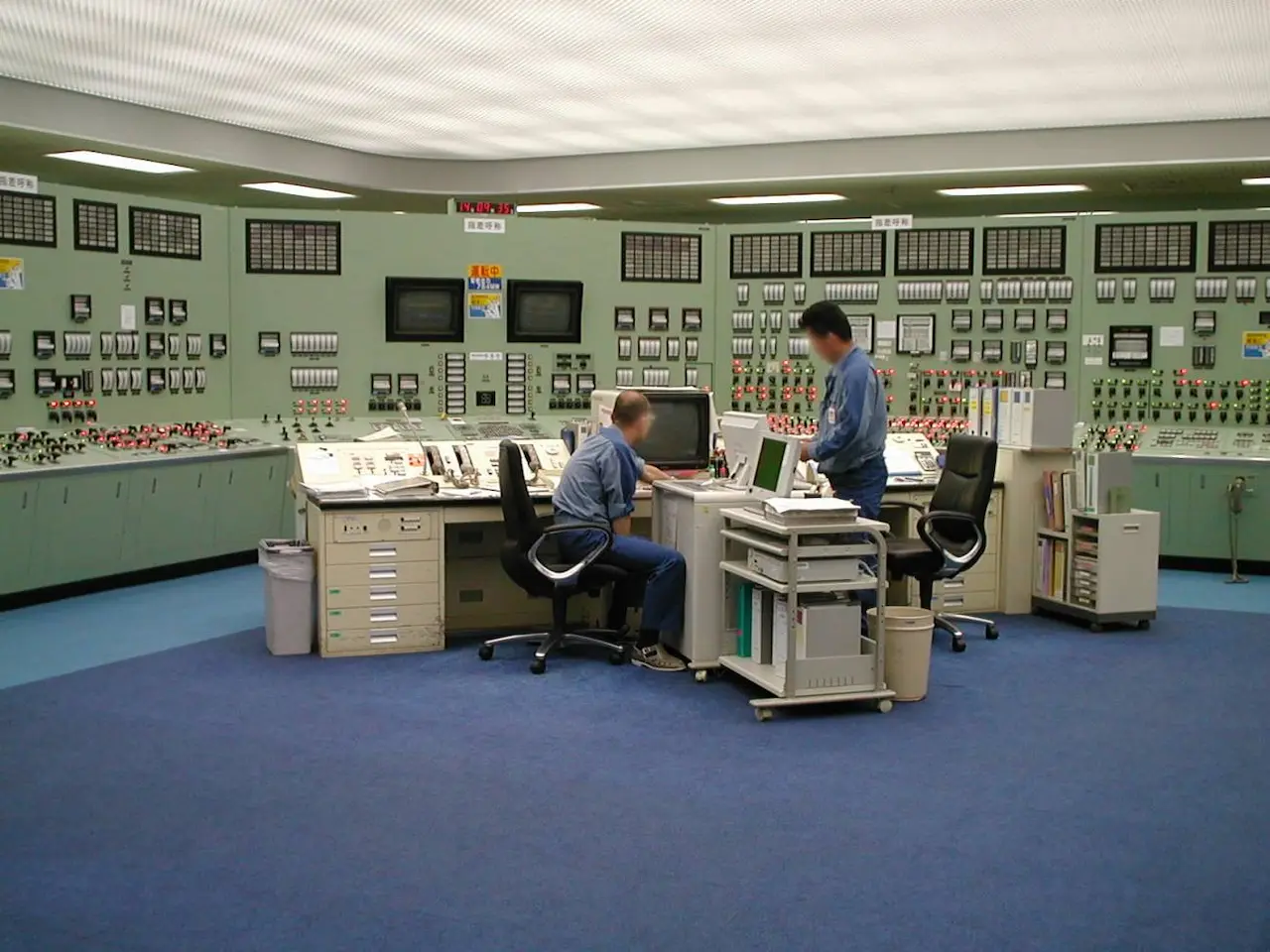 Trabajadores en la sala de control de una central nuclear / Foto: Wikipedia/CC.