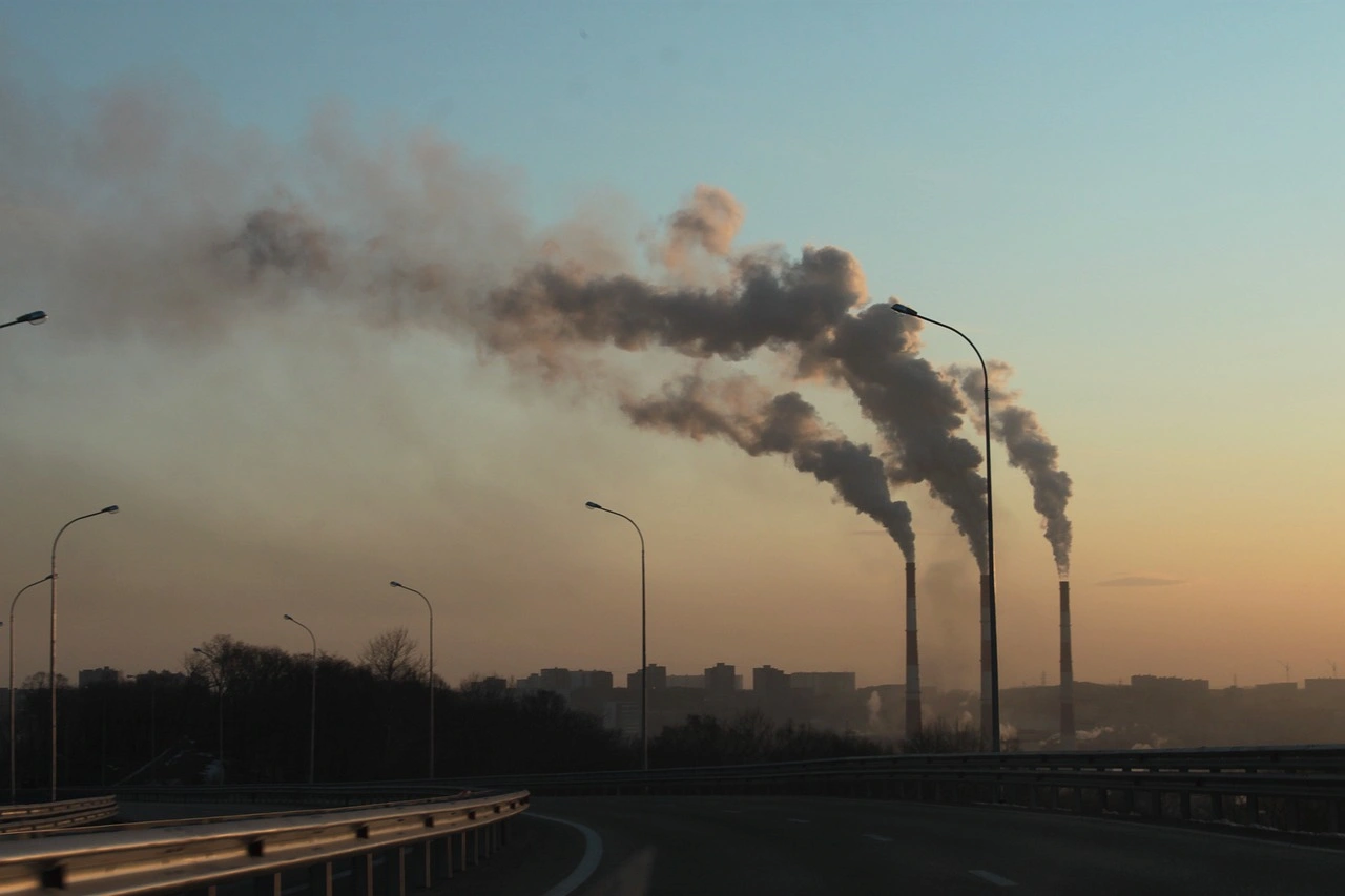 La quema de combustibles fósiles es una de las fuentes de emisión de metano / Foto: PB