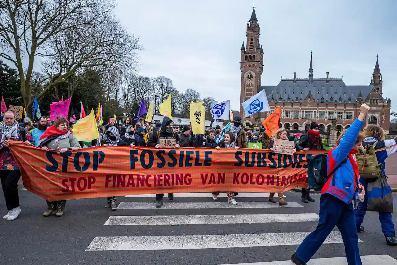 La Haya (Países Bajos) prohibe la publicidad de combustibles fósiles. Activistas climáticos en La Haya a 3 de febrero de 2024 / Foto: James Petermeier-ZUMA Press Wire