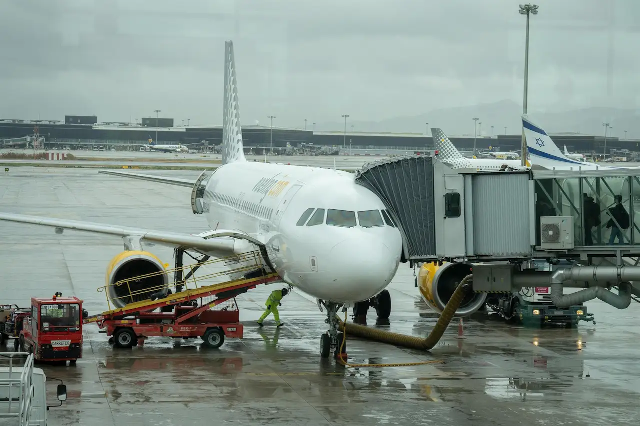 Piden prohibir los vuelos de menos de una hora. Avión aparcado en la pista en el aeropuerto de El Prat / Foto: David Zorrakino-EP