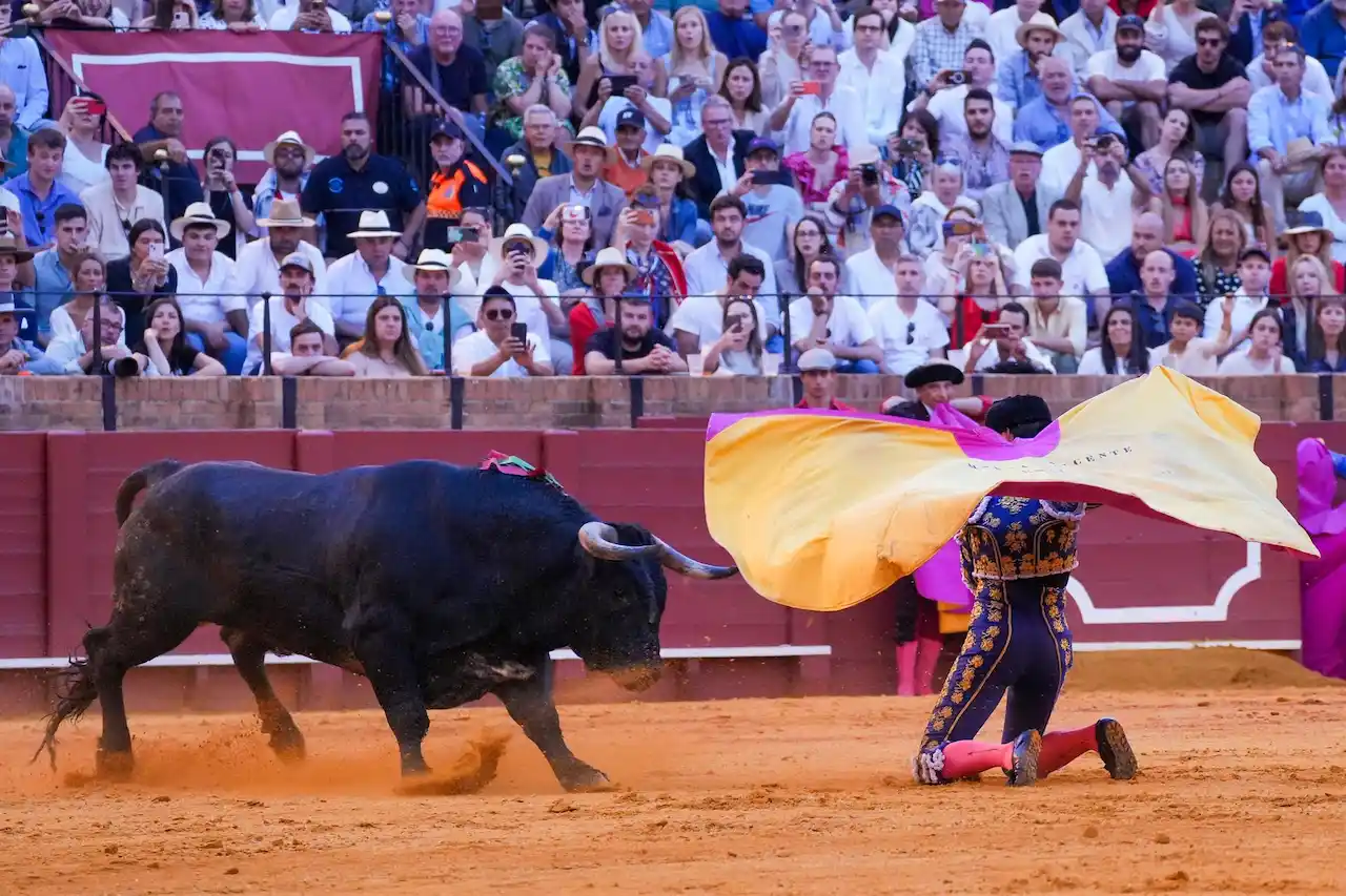 Proponen prohibir la retransmisión de espectáculos taurinos en horario de especial protección. El torero Esaú Fernández, a 21 de abril de 2024, en Sevilla / EP