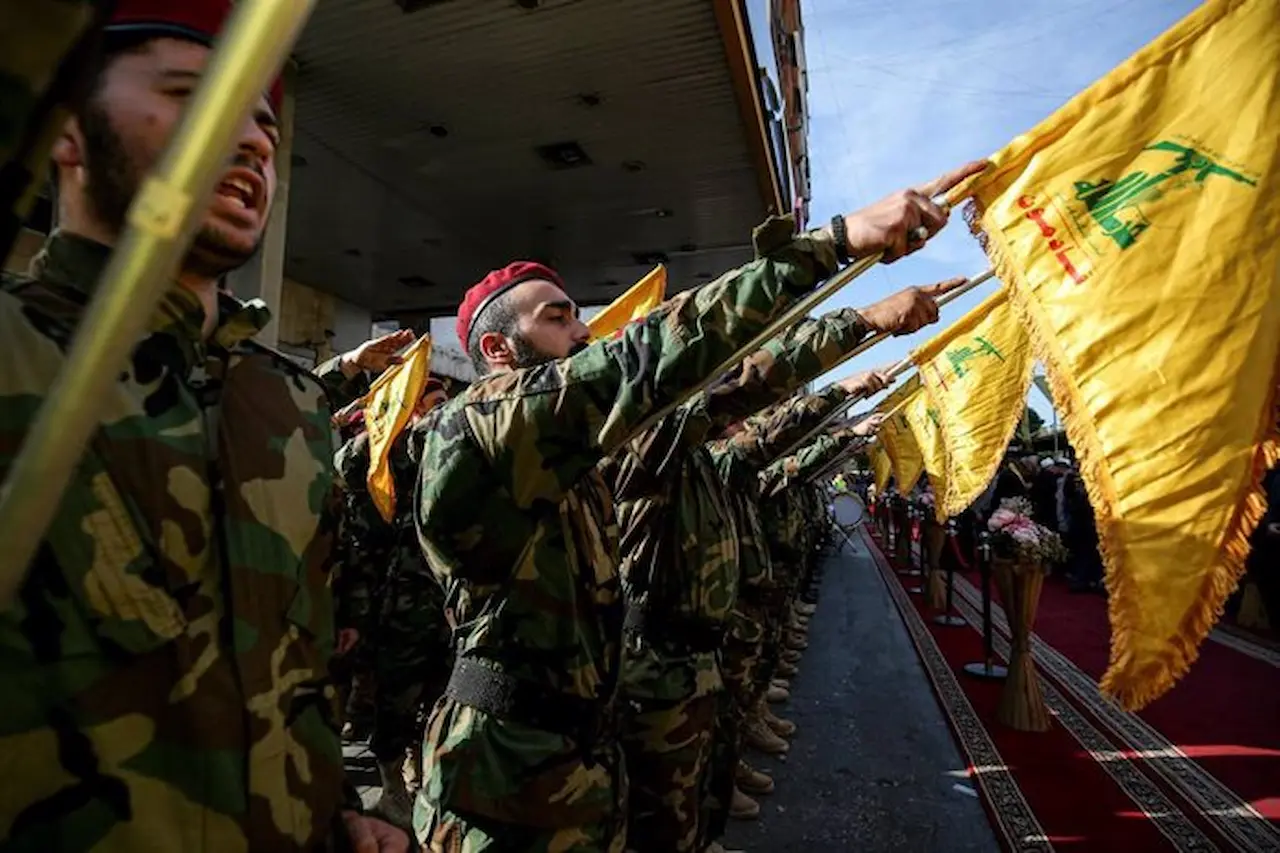 Militares enarbolan la bandera de Hezbolá. Claves para conocer a Hezbolá / Foto: EP