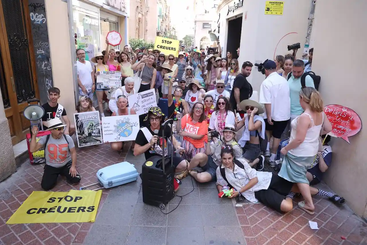 Un centenar de personas disfrazadas de turistas contra el turismo de masas / Foto: EP