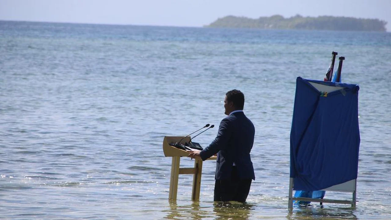 Con agua por las rodillas denuncia la subida irreversible del mar, Simon Kofe, ministro de Tuvalu, en su discurso para la COP26 / Foto: Gobierno de Tuvalu