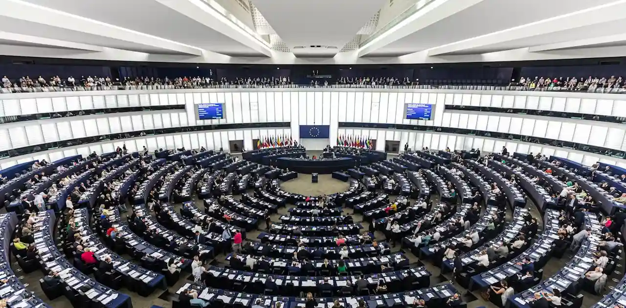 Sala de plenos del Parlamento Europeo en Estrasburgo. ¿influyen sus leyes en nuestro día a día? / Foto: The Conversation