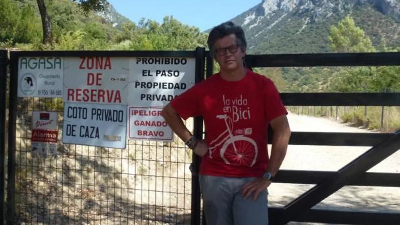 El ecologista Juan Clavero en defensa de los caminos públicos. Camino vallado origen del conflicto / Foto: Ecologistas en Acción