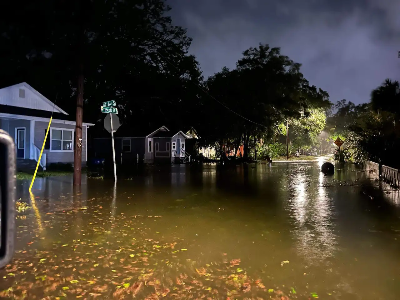 St. Petersburg, EEUU, a 10 de octubre de 2024 después del paso del huracán 'Milton'. Reclaman que las petroleras asuman sus responsabilidades / Foto: Tampa Bay Times