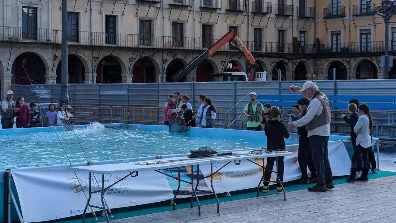 Dos piscinas con 800 truchas en la Plaza Mayor de León para la concienciación de la pesca reacreativa sin muerte